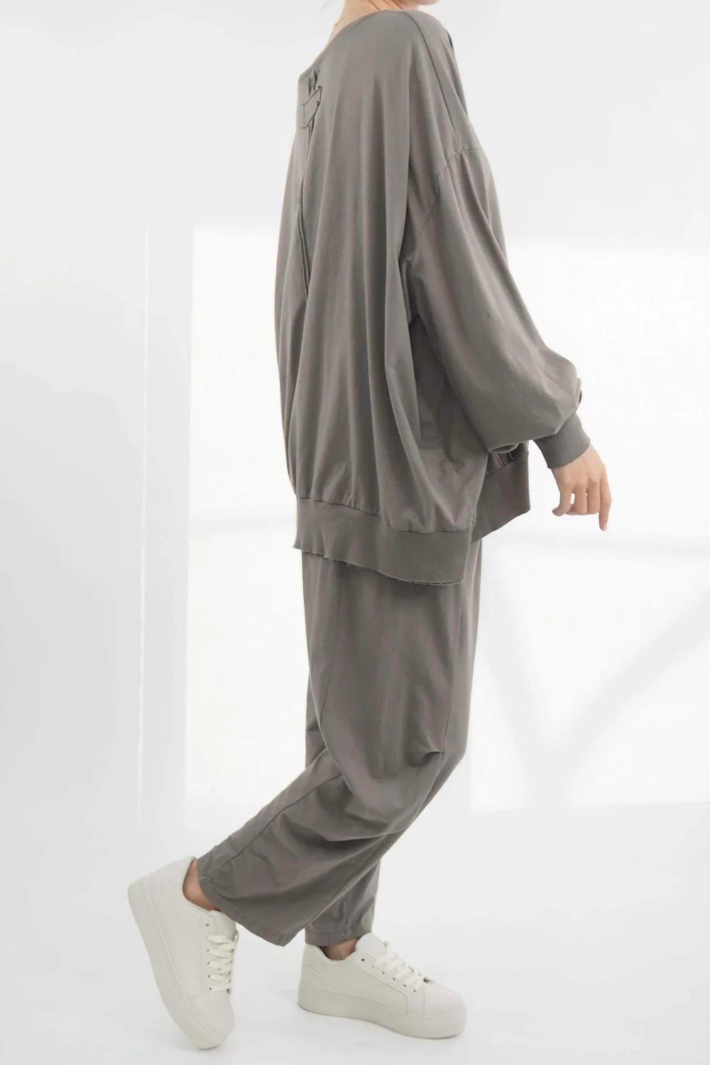 Made In Italy Bodhi Slouch V Sweatshirt Mushroom 5 Made In Italy Bodhi Slouch V Sweatshirt Mushroom - Image 3