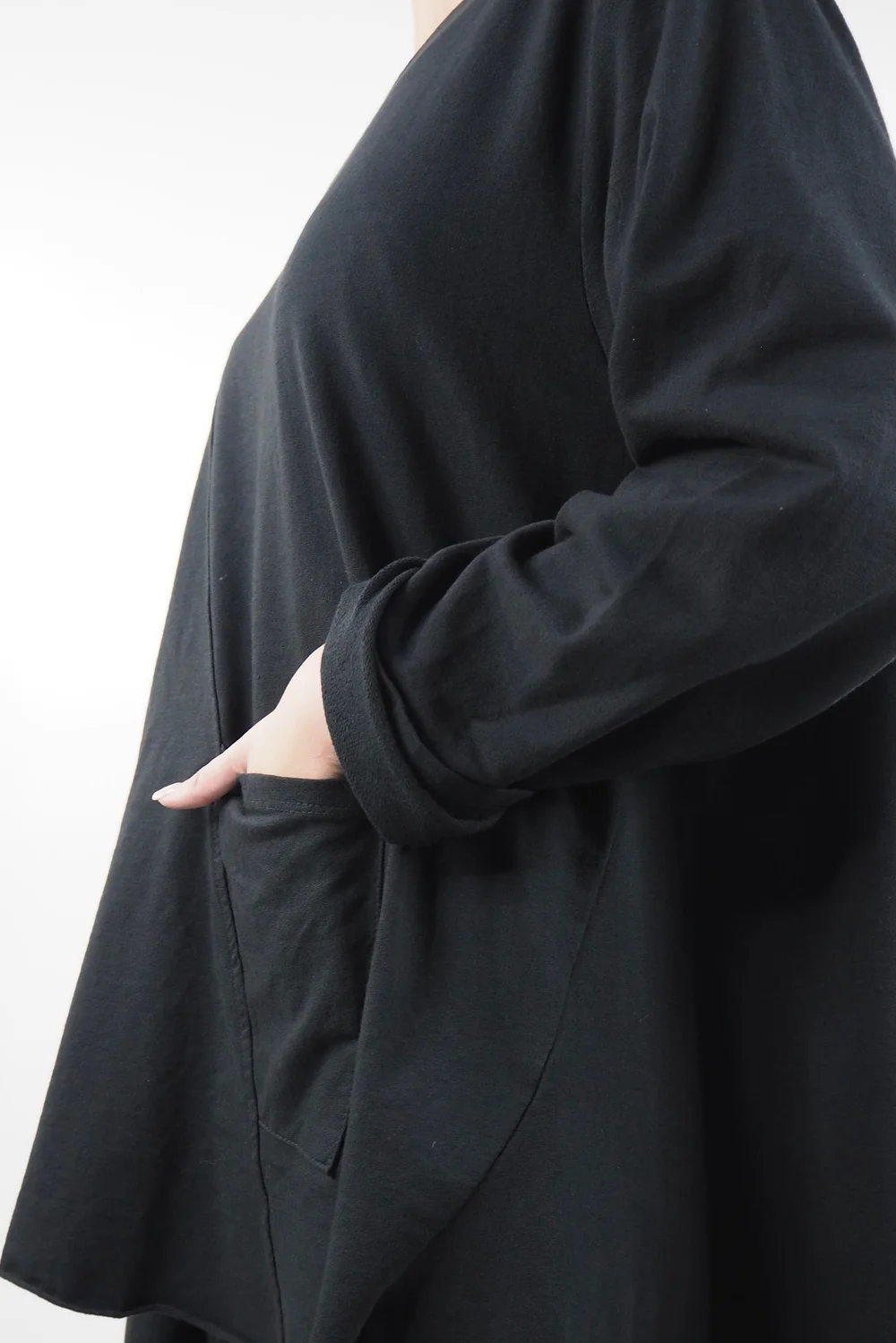 Made In Italy Lagenlook High Low Pocket Sweatshirt Black 6 Made In Italy Lagenlook High Low Pocket Sweatshirt Black - Image 4